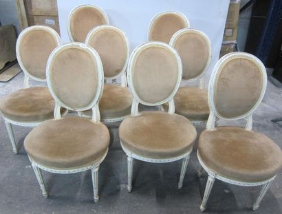 Suite de six chaises en bois mouluré laqué...