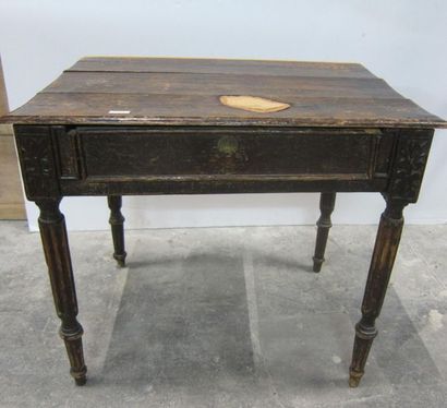 Table en bois peint style Louis XVI.

75...