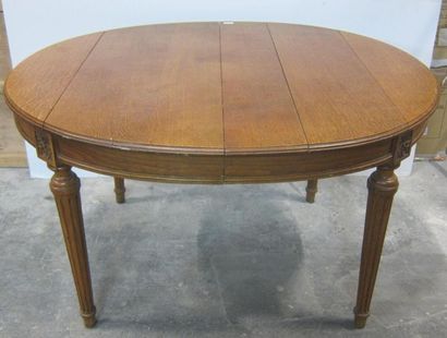 Table de salle à manger ovale en chêne mouluré...