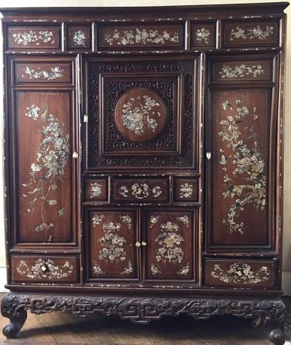 Cabinet en bois exotique à riche décor de...