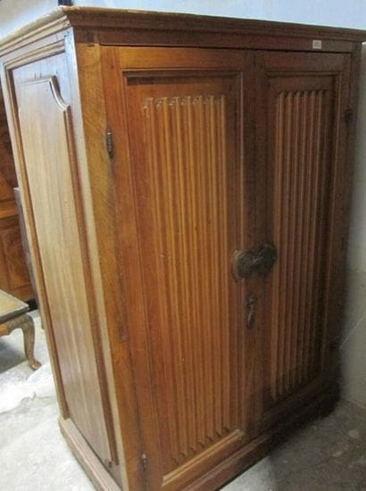 Petite armoire en bois naturel à deux portes...
