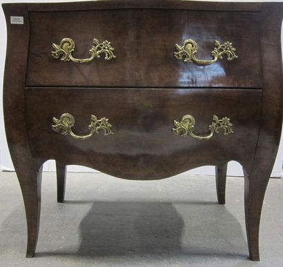 Commode galbée en acajou à deux tiroirs sans...