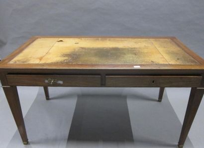 Bureau plat en placage d'acajou ouvrant à...