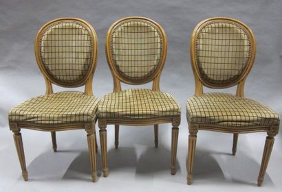 Suite de 6 chaises en bois mouluré et sculpté...