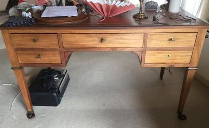 Bureau plat en pacage d'acajou à caisson

XIXème...