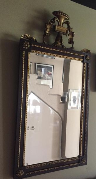 Miroir en bois teinté et doré

XIXème siècle...