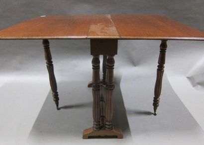 Table gate-leg en acajou.

Travail du XIXème...