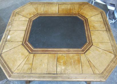 Table de milieu en noyer de forme rectangulaire...
