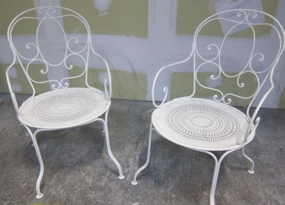 Table et deux fauteuils de jardin en métal...