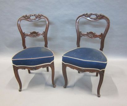 Paire de chaises en acajou, le dossier ajouré,...