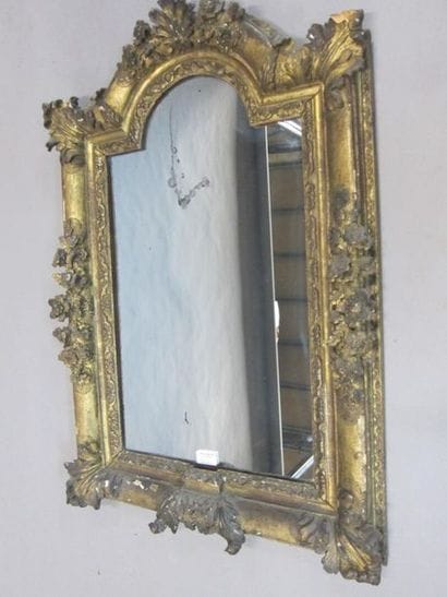 Miroir en bois doré et sculpté de fleurettes,...