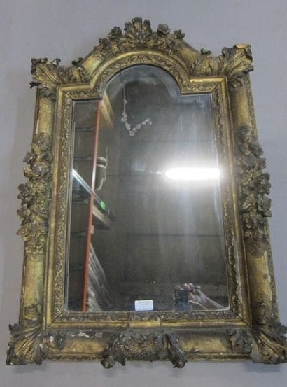 Miroir en bois doré et sculpté de fleurettes,...