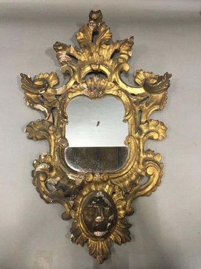 Miroir en bois doré à décor de volutes, feuille...