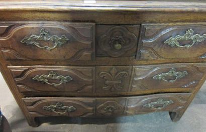 Commode en bois teinté mouluré, la façade...