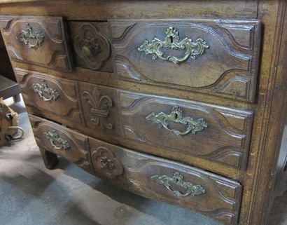 Commode en bois teinté mouluré, la façade...