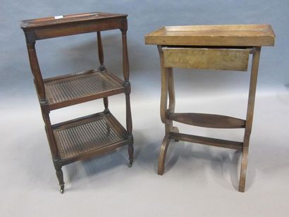 -Table d'appoint carrée en acajou, à trois...