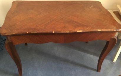 Petite table à volets en acajou, à six pieds...