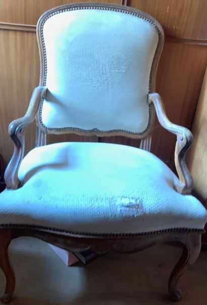 Fauteuil en noyer mouluré à accotoirs et...