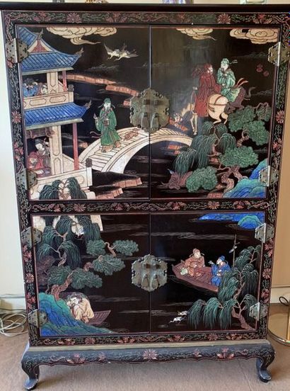 Cabinet à hauteur d'appui en laque à décor...