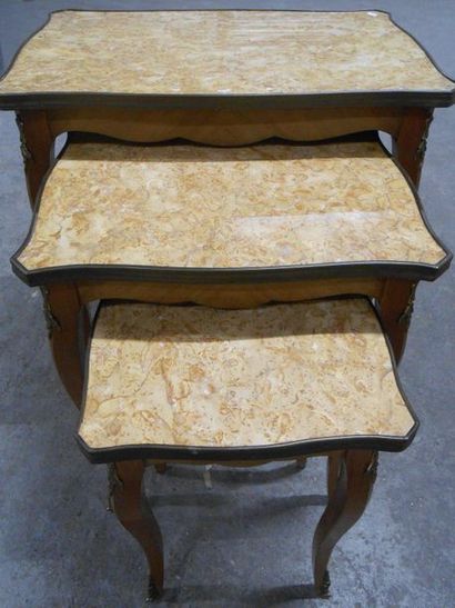 Trois tables gigognes à pieds cambrés, le...