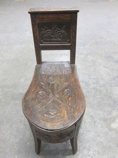 Chaise d'aisance en bois sculpté de fleurs...