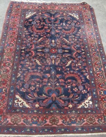 Tapis Saroukh à décor de rinceaux sur fond...