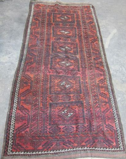 Lot de quatre tapis à décor géometrique sur...