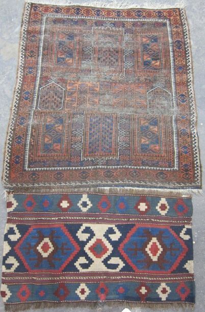 Lot de quatre tapis à décor géometrique sur...