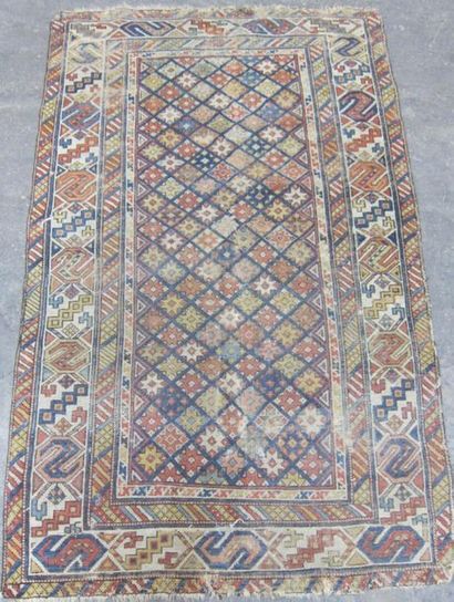 Lot de quatre tapis à décor géometrique sur...