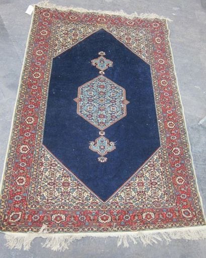 Tapis tabriz à décor de losanges sur fond...