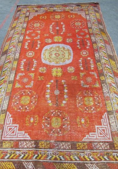 Grand tapis à fond beige et jaune

338 x...