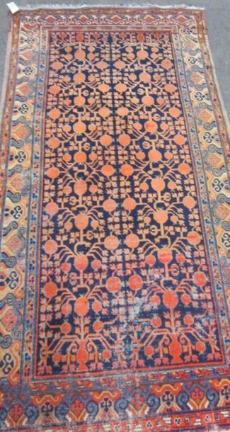 Lot de 3 tapis en laine :

Tapis à motifs...