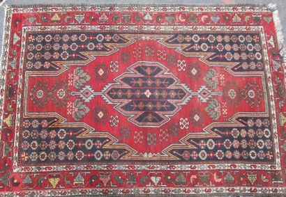 Lot de 3 tapis en laine :

Tapis à motifs...