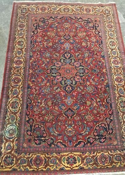 Deux tapis en laine :

l'un à motif de losange...