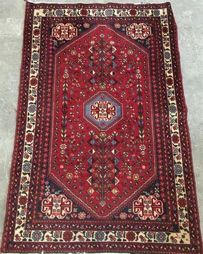 Deux tapis en laine :

l'un à motif de losange...