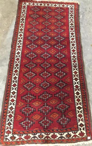 Deux tapis en laine :

l'un à motif central...