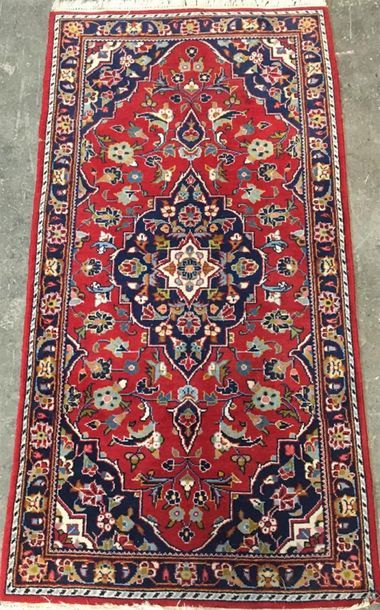 Deux tapis en laine :

l'un à motif central...