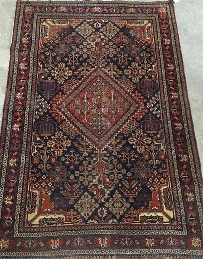 Tapis galerie en laine à motifs de fleurs...