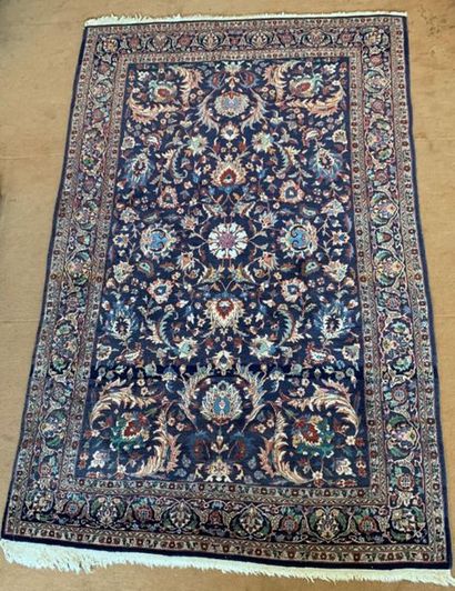 Tapis en laine, le champ à décors de rinceaux...