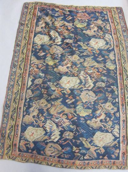 Tapisserie à fond bleu triple bordure

189...