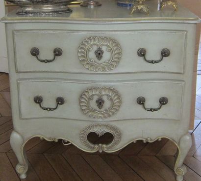 Commode cintrée en bois laqué vert mouluré...