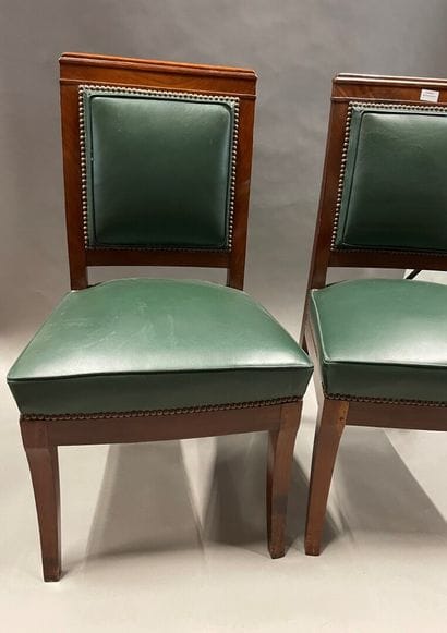 Paire de chaises en acajou mouluré à dossier...