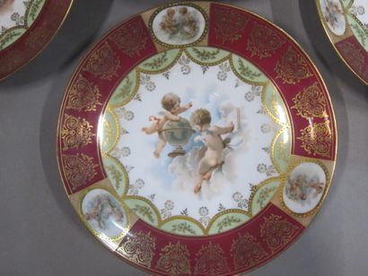 Douze assiettes en porcelaine à décor d'angelots.

Diam...