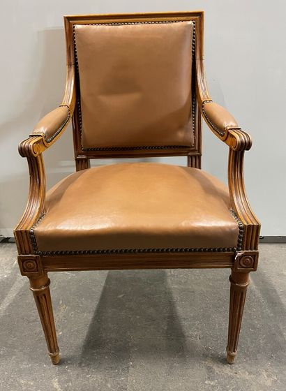 Paire de fauteuils en bis naturel mouluré...