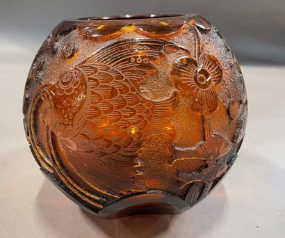 Vase boule en verre orangé à décor gravé...