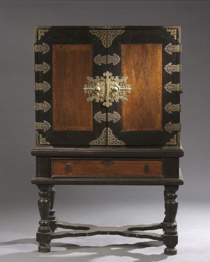 Cabinet coréen en bois exotique ouvrant à...