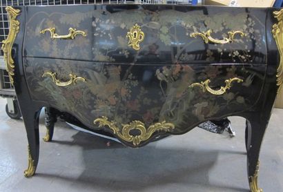 Commode en bois laqué dans le goût de la...