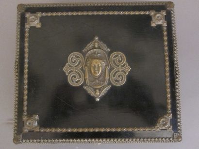 Coffret en bois noirci, ornementation en...