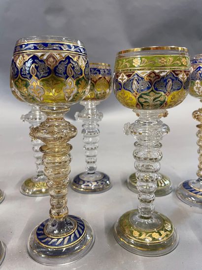 Onze verres à vin du Rhin en verre émaillé...