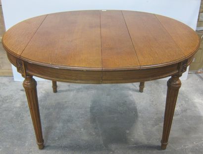 Table de salle à manger ovale en chêne mouluré...